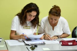 Zwei Studentinnen im Unterricht