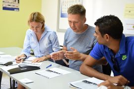 Drei Stundent:innen im Unterricht