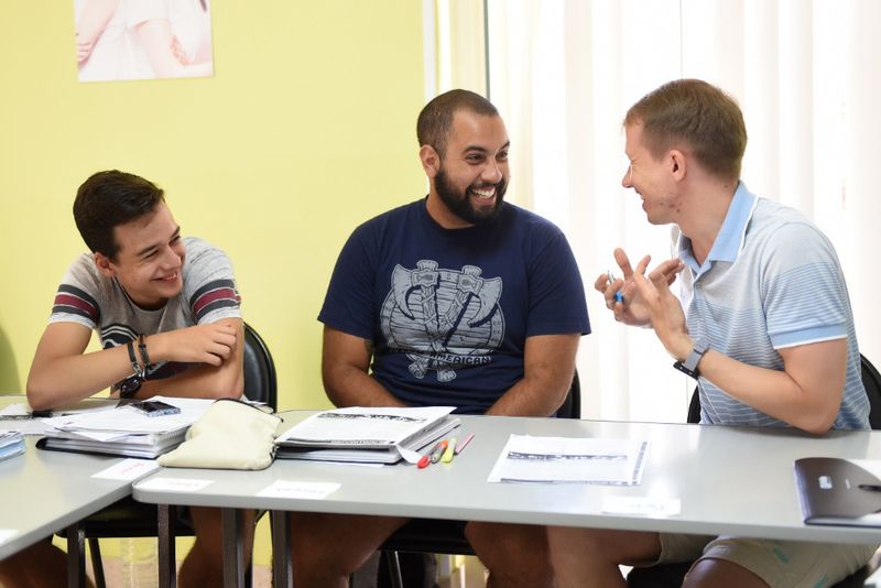 Drei Studenten im Unterricht